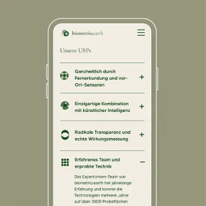 Smartphone Screen mit Text und Icons zu biometrio.earths Alleinstellungsmerkmalen zum aus- und einklappen