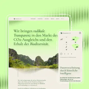 Desktop und Smartphone Screen der Website, mit Audiowellen als dekoratives Element