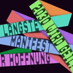 Bunte, überlagernde Textbänder in Grün, Violett, Rosa und Blau mit deutschen Wörtern wie 