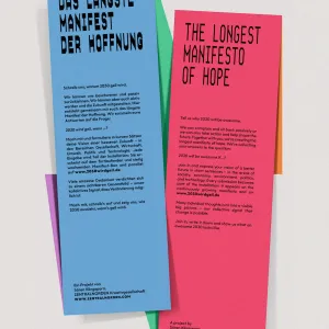 Zwei farbige Ausstellungsplakate nebeneinander: Das linke in Blau mit deutschem Text 