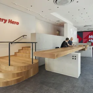 The counter in the entrance area fills a large part of the room with its wooden tabletop, which was placed on concrete blocks