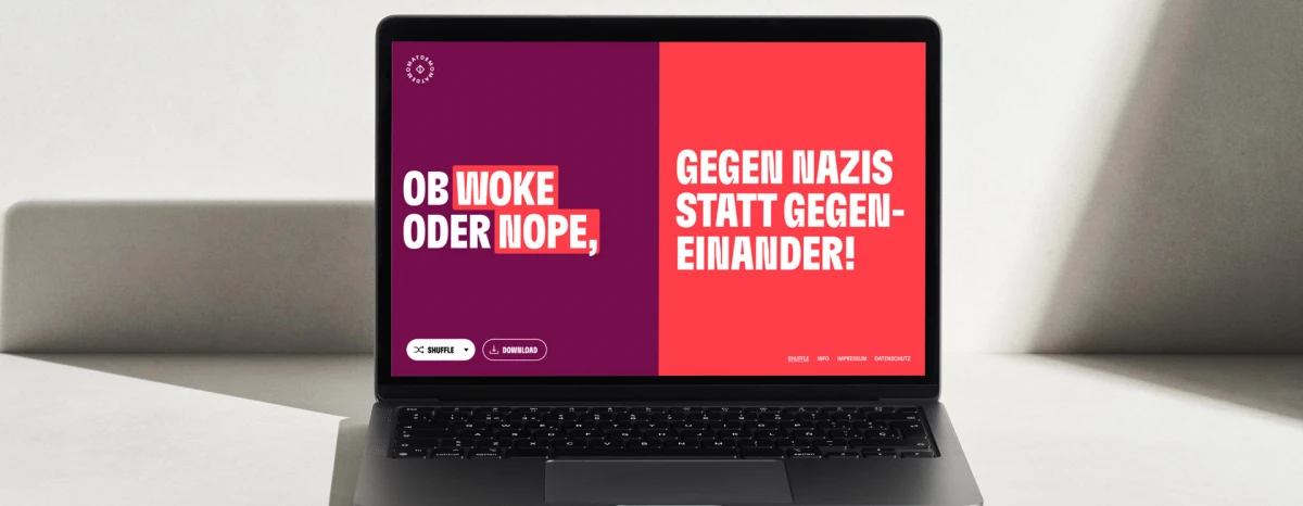 Generierte Botschaft aus zwei Satzteilen auf der Demo-Mat Webseite: Ob woke oder nope, gegen Nazis statt gegeneinander!