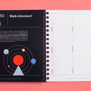 Doppelseite des Kalenders, die linke Seite ist mit einem Text zur Information und einer Illustration gestaltet, auf der rechten Seite befinden sich leere Zeilen in der Form eines Wochenkalenders
