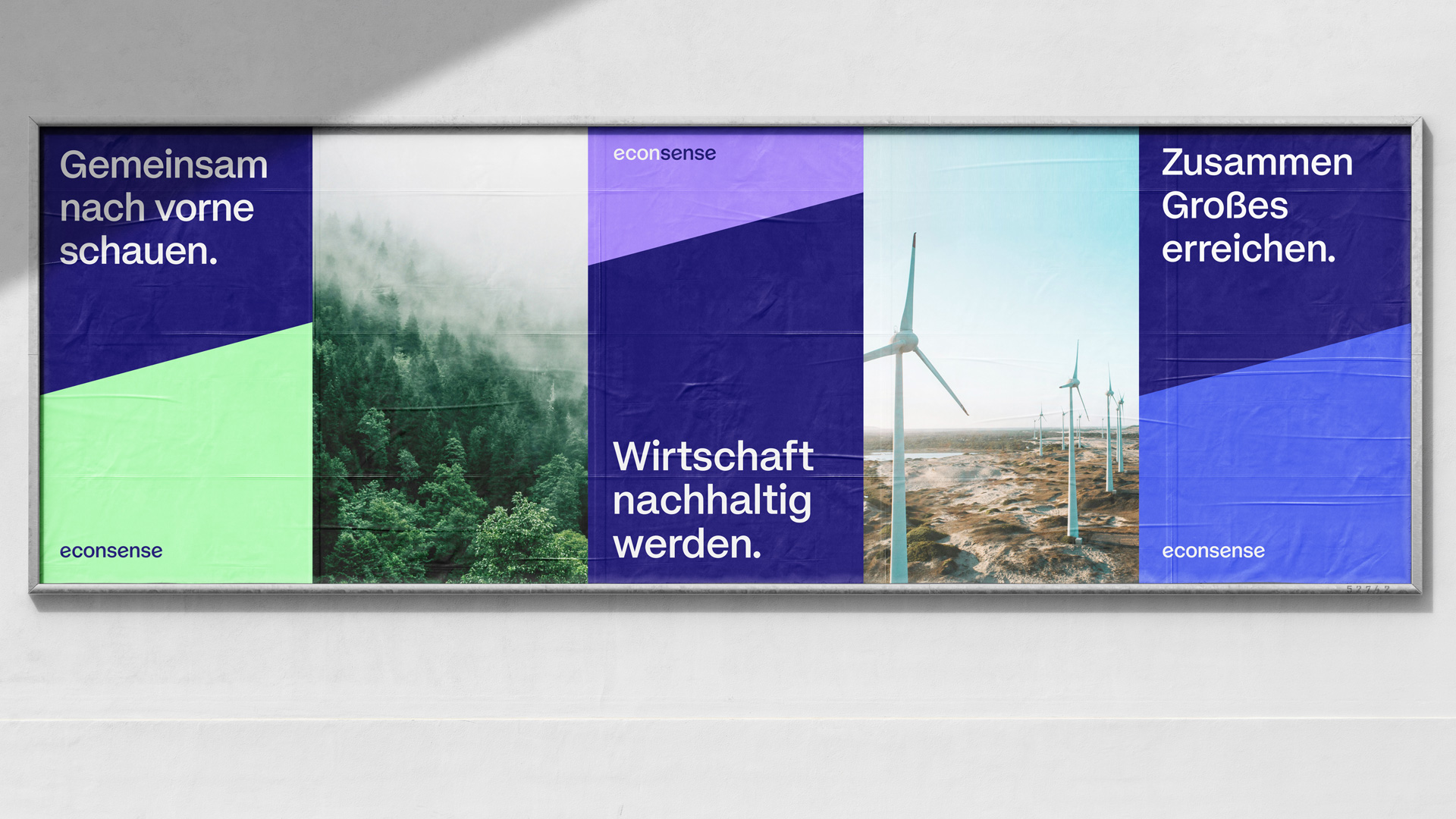 Großflächige Plakatwand im econsense Design in den Corporate-Farben mit den Headlines „Gemeinsam nach vorne schauen.“, „Wirtschaft nachhaltig werden.“ und „Zusammen Großes erreichen.“