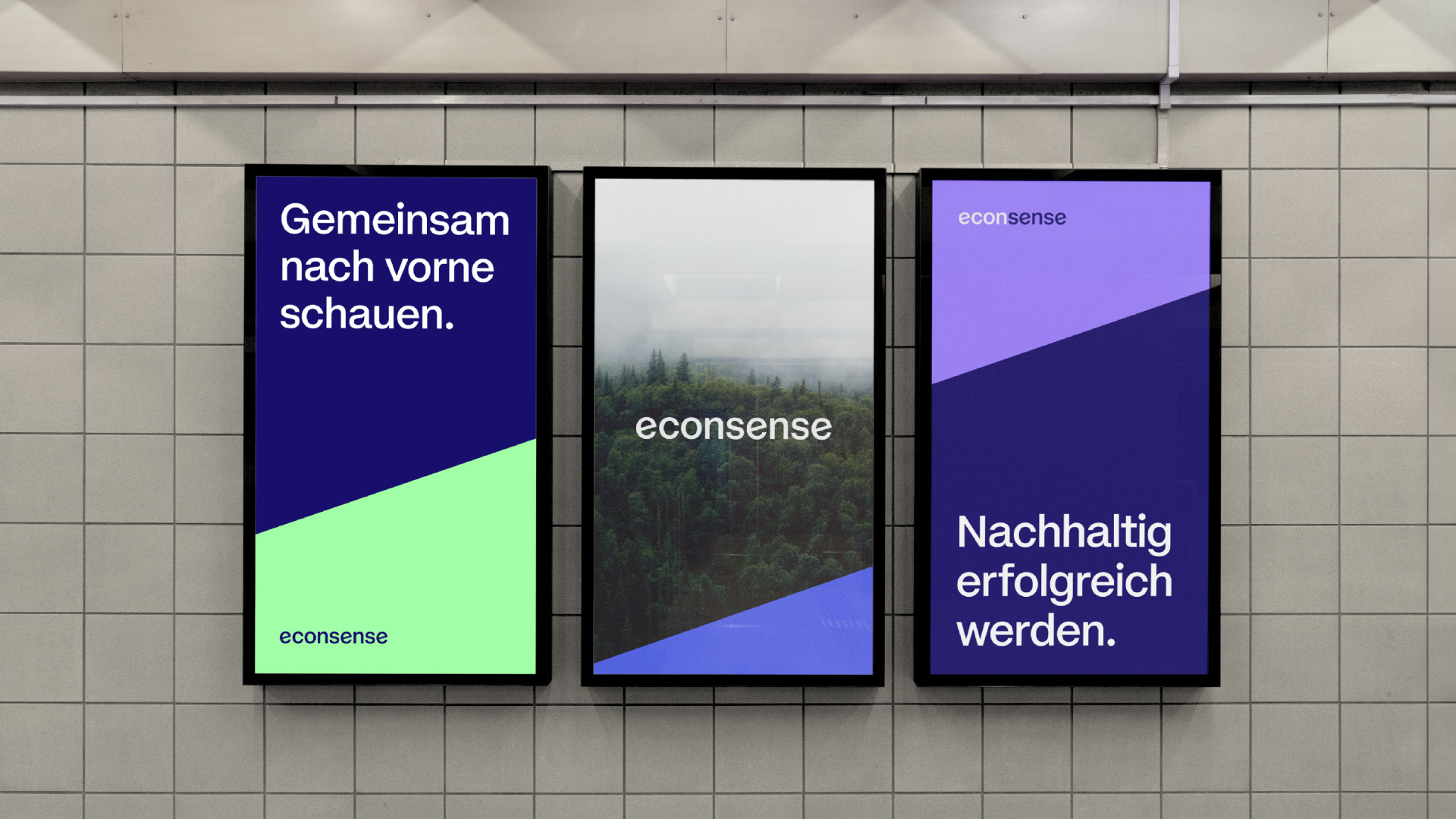 Drei beleuchtete Plakate in Blau- und Grüntönen mit Naturmotiv und den Aussagen „Gemeinsam nach vorne schauen.“ und „Nachhaltig erfolgreich werden.“
