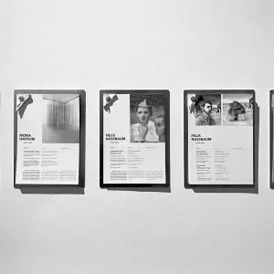 Wandhalterungen mit Katalogseiten zu verschiedenen Ausstellungsstücken