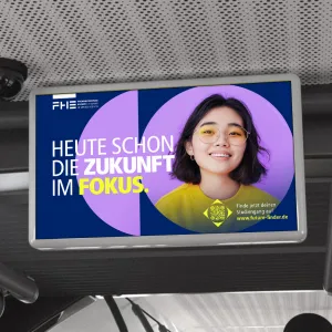 Eine Busanzeigentafel, auf der das Kapmpagnenmotiv mit lilafarbenen Bild zu sehen ist. Claim der Kampagne ist: Heute schon die Zukunft im Fokus. Der Call to action lautet: Finde jetzt deinen Studiengang auf future-finder.de