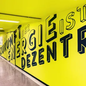 Die großen dunkelblauen Buchstaben, sind dreidimensional dargestellt