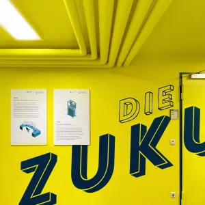 Flurdetail mit neongelben Wänden und Rohren an der Decke