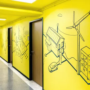 Die Korridorwand gegenüber der großen Lettern, zeigt im reduzierten Linienstil Elemente zur erneuerbaren Energiegewinnung