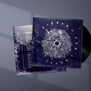 Vorderseite des Album Covers mit der Illustration des Kottbusser Tors, die Rückseite zeigt die Tracklist in weißer Schrift auf dunkelblauem Hintergrund