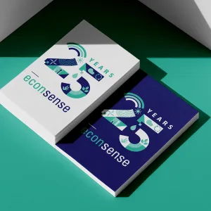 Zwei nebeneinanderliegende Karten mit dem Jubiläumslogo ‚25 Years econsense‘ auf grünem Untergrund. Die eine Karte ist weiß, die andere dunkelblau – beide zeigen die bunte Zahl 25 mit Symbolen für Nachhaltigkeit wie Sonne, Blätter und Recycling.