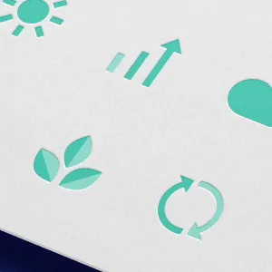 Detailaufnahme von türkisfarbenen Nachhaltigkeitspiktogrammen auf weißem Papier – darunter Sonne, Pflanzen, Recycling-Symbol, Wachstumsdiagramm und Wolke.