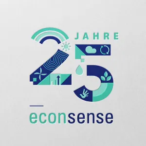 Logo zum 25-jährigen Jubiläum von econsense: Die Zahl 25 mit stilisierten Natur- und Nachhaltigkeitssymbolen (z. B. Sonne, Wasser, Blätter) in Blau- und Grüntönen. Darunter steht der Schriftzug „econsense“.