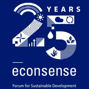 Die englische Variante des Jubiläumslogos von econsense auf dunkelblauem Hintergrund. Die Zahl 25 ist mit grafischen Nachhaltigkeitssymbolen gestaltet, darunter Sonne, Wolken, Blätter und Kreislaufsymbol. Darunter der Schriftzug ‚econsense – Forum for Sustainable Development of German Business'
