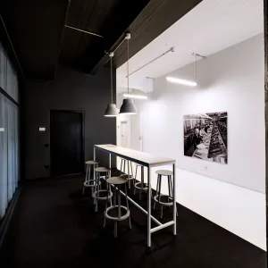 Apart from a narrow white strip along the ceiling, walls and floor, the entire meeting room is painted black and the furniture here is also white