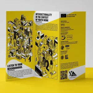 Faltflyer des europäischen Projekts „Your Space“ zur Förderung kultureller Jugendbildung in Berlin, Warschau und Valencia steht aufgefaltet auf einer gelben Oberfläche vor grauem Hintergrund. Der Flyer zeigt Illustrationen urbaner Räume sowie Themen wie Capacity Building und partizipative Jugendkultur, passend zum Ziel des Projekts, benachteiligte Jugendliche durch Kunst und kulturelle Aktionen zu stärken und gesellschaftliche Teilhabe zu fördern