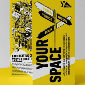Faltflyer des europäischen Projekts „Your Space“ zur Förderung kultureller Jugendbildung in Berlin, Warschau und Valencia mit Illustrationen urbaner Räume und Themen wie Capacity Building und partizipativer Jugendkultur, steht auf einer gelben Oberfläche vor grauen Hintergrund.