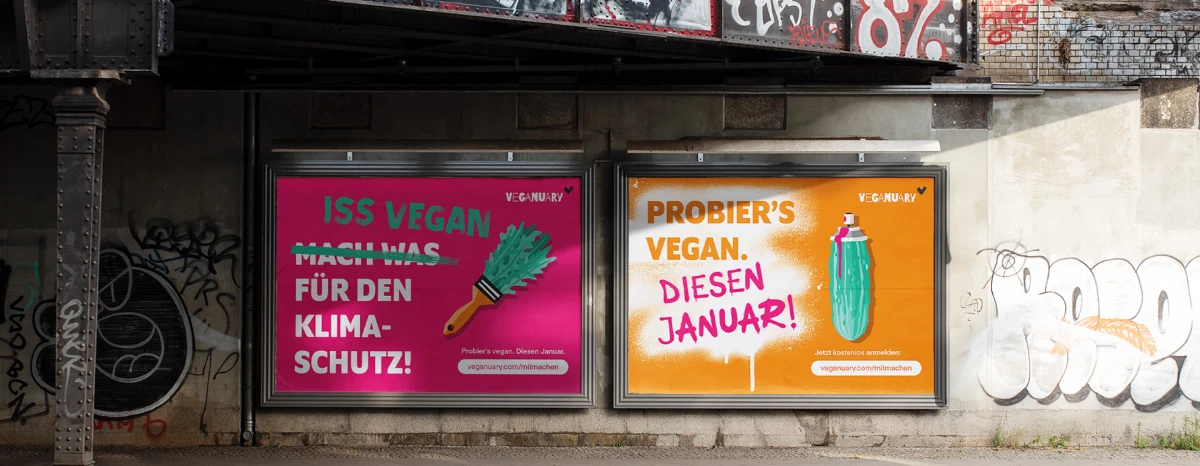 Zwei großformatige Plakate der Kampagne sichtbar in Berlin, beide Poster zeigen Texte die eine vegane Ernährung für den Klimaschutz vorschlagen