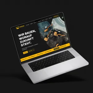 Die Startseite auf dem Desktop zeigt prominent das markante Winkler W als Bildmaske mit einem Baggerbild aus der Vogelperspektive. Der Header zeigt den Text: Wir bauen, worauf Zukunft steht. Am unteren Rand des Headers läuft ein Textbanner auf gelben Hintergrund durch das Bild, geworben wird für die Offenen Stellen und Ausbildungsplätze bei Winkler