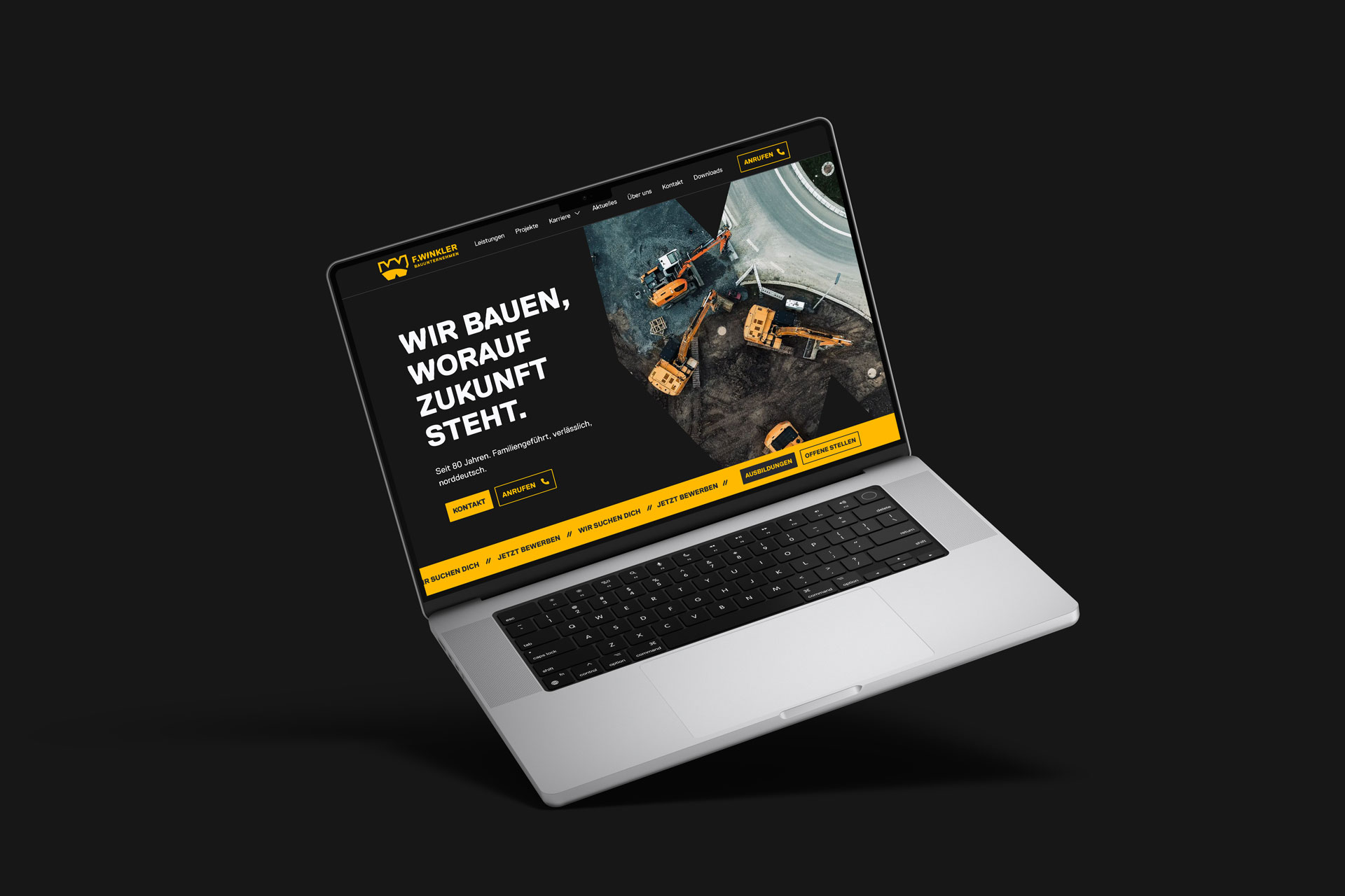 Die Startseite auf dem Desktop zeigt prominent das markante Winkler W als Bildmaske mit einem Baggerbild aus der Vogelperspektive. Der Header zeigt den Text: Wir bauen, worauf Zukunft steht. Am unteren Rand des Headers läuft ein Textbanner auf gelben Hintergrund durch das Bild, geworben wird für die Offenen Stellen und Ausbildungsplätze bei Winkler