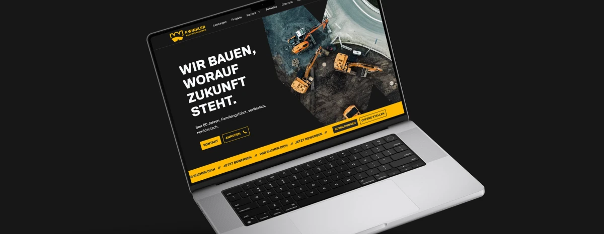 Die Startseite auf dem Desktop zeigt prominent das markante Winkler W als Bildmaske mit einem Baggerbild aus der Vogelperspektive. Der Header zeigt den Text: Wir bauen, worauf Zukunft steht. Am unteren Rand des Headers läuft ein Textbanner auf gelben Hintergrund durch das Bild, geworben wird für die Offenen Stellen und Ausbildungsplätze bei Winkler