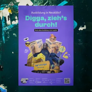 An einer Wand ist ein Plakat unserer Recruiting-Kampagne für Neuköllner Netzwerk Berufshilfe zu sehen, das Motiv ist eine Collage aus Bildern des Unternehmens Zapf Umzüge