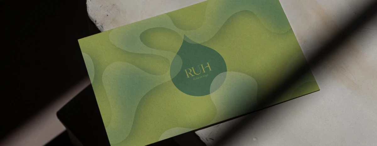 Grüne Visitenkarte mit wellenartigen Tropfen und dem RUH Logo in der Mitte